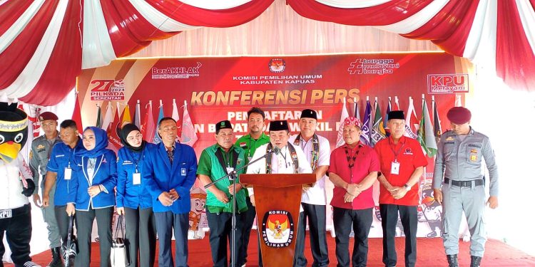 Diiringi Tarian Daerah, Wiyatno-Dodo Mendaftar ke KPU Kapuas
