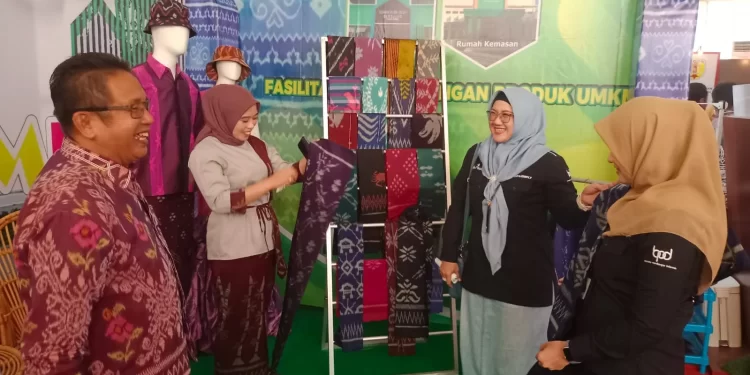 Tanah Bumbu Tampilkan Kain Tenun Pagatan dan Produk UMKM di Kalsel Expo 2024