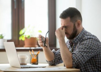 Mata Lelah Akibat Kelamaan Menatap Layar Berisiko Sebabkan Kebutaan, Waspada!