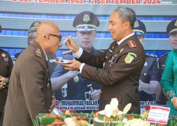 Memperingati Hari Lahir Kejaksaan, Kajari Kotabaru Gelar Upacara dan Pemotongan Tumpeng