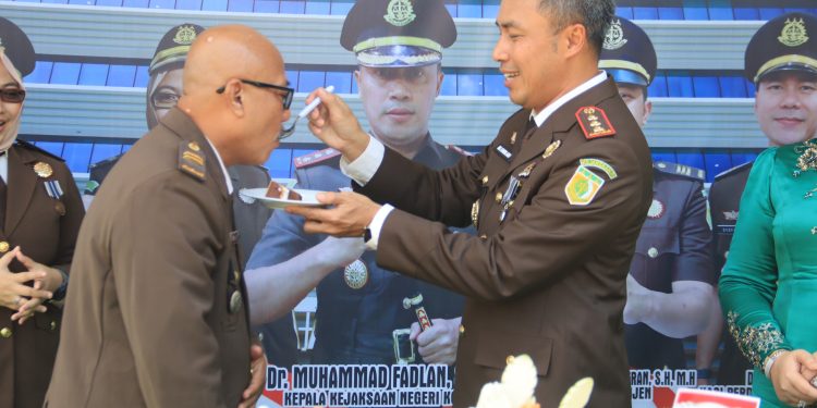 Memperingati Hari Lahir Kejaksaan, Kajari Kotabaru Gelar Upacara dan Pemotongan Tumpeng