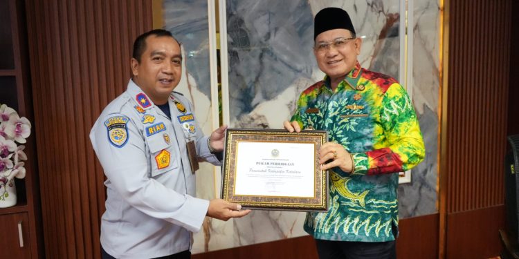 Peduli Keselamatan Berkendaraan, Pemkab Kotabaru Raih Penghargaan Kemenhub