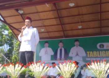 Hadirkan UAS, Ribuan Warga Kapuas Tumpah Ruah di Lapangan Bukit Ngelangkang