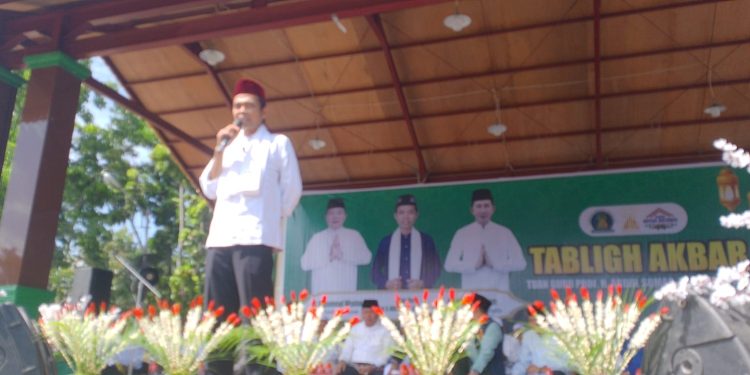 Hadirkan UAS, Ribuan Warga Kapuas Tumpah Ruah di Lapangan Bukit Ngelangkang