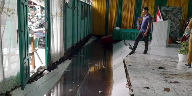 Lantai Aula SMAN 7 Banjarmasin Ambruk, Dua Siswa Dilarikan ke RS Bhayangkara