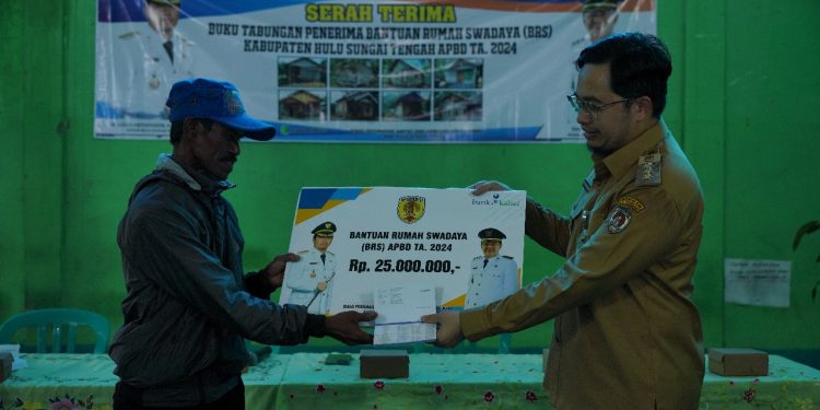 Aulia Serahkan Buku Tabungan kepada 109 Penerima Bantuan Rumah Swadaya