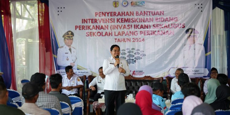 Serahkan Bantuan Invasi Ikan, Bupati Aulia Berharap Hasil Panen Meningkat