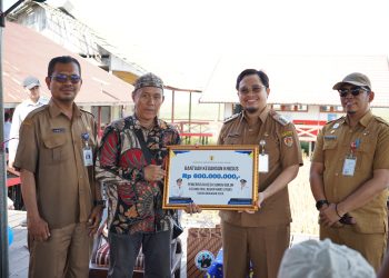 Aulia Serahkan Bantuan Rp600 Juta untuk Pemdes Sungai Buluh