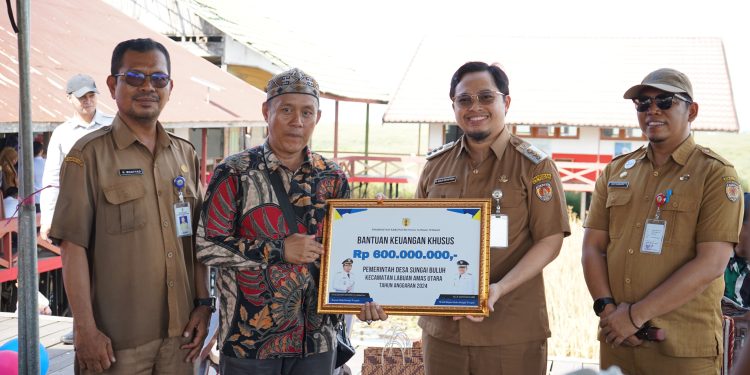 Aulia Serahkan Bantuan Rp600 Juta untuk Pemdes Sungai Buluh