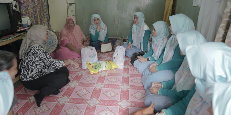 PLN Bersama Dinsos Pontianak Bagikan Sembako untuk Kaum Dhuafa dan Disabilitas