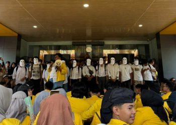 Mahasiswa Gelar Aksi Damai di Depan Rektorat ULM