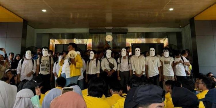 Mahasiswa Gelar Aksi Damai di Depan Rektorat ULM