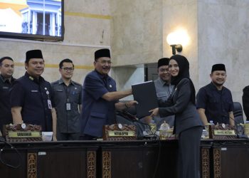 Rapat Paripurna Raperda APBD 2025, Gubernur Sampaikan Jawaban atas Pandangan Umum Fraksi DPRD