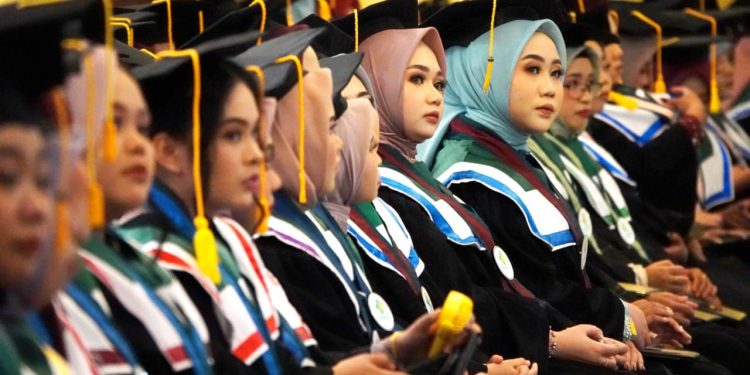 Wisuda Poltekkes, Gubernur Kalsel Apresiasi Lulusan Tenaga Kesehatan Berkualitas