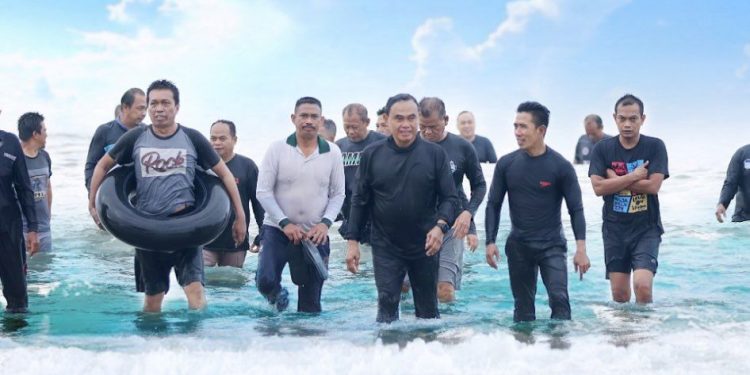 Pantai Pagatan Kembali Ramai Dikunjungi Warga