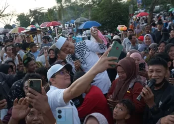 Andi Rudi Blusukan Bareng Ustaz Das’ad Latif di Bandara Bersujud