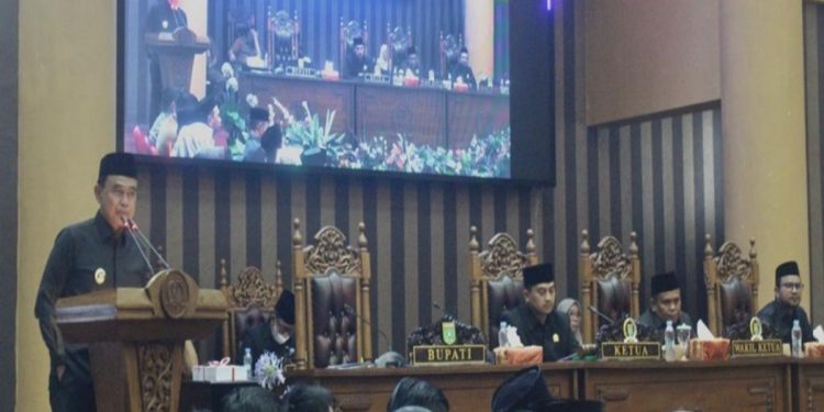 Rapat Paripurna, Zairullah Sampaikan RAPBD Tahun Anggaran 2025