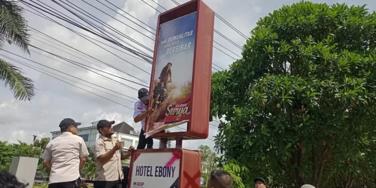 Lalai Bayar Pajak, Sejumlah Reklame Perusahaan Rokok Diturunkan