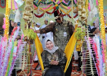 Paman Birin Bersama Acil Odah Turut Baayun Maulid dan Tapung Tawari Anak-Anak