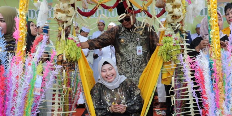 Paman Birin Bersama Acil Odah Turut Baayun Maulid dan Tapung Tawari Anak-Anak