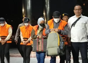 Mengenakan Baju Tahanan, 4 Orang Terkait OTT di Kalsel Tiba di KPK