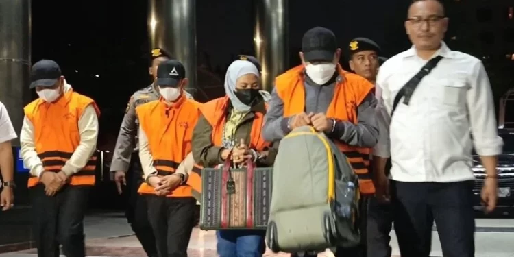 Mengenakan Baju Tahanan, 4 Orang Terkait OTT di Kalsel Tiba di KPK