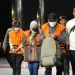 Mengenakan Baju Tahanan, 4 Orang Terkait OTT di Kalsel Tiba di KPK