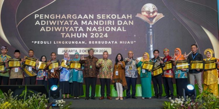 2 Sekolah di Kotabaru Raih Adiwiyata Tingkat Nasional