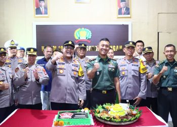 Kejutan Kapolres di HUT Ke-79 TNI, Bawa Tumpeng ke Kodim 1002 HST