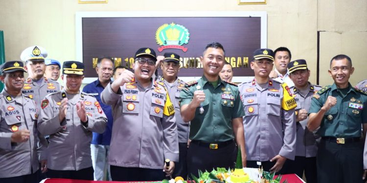 Kejutan Kapolres di HUT Ke-79 TNI, Bawa Tumpeng ke Kodim 1002 HST