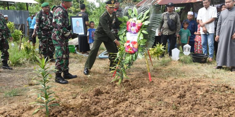 Kasdim HST Pimpin Upacara Pemakaman Militer di Desa Banua Jingah