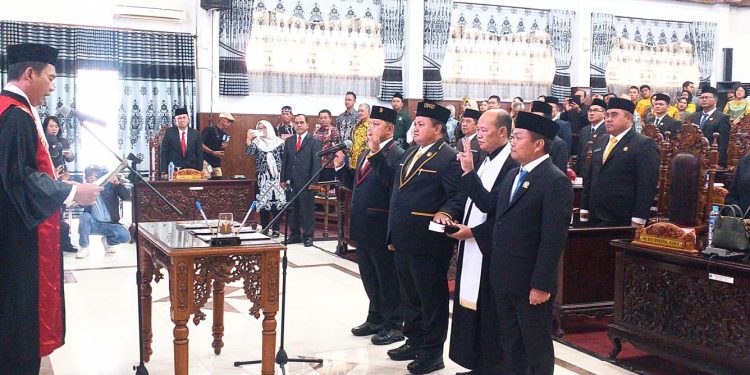 Tiga Pimpinan DPRD Kapuas Dilantik, Ardiansah Kembali Jabat Ketua DPRD