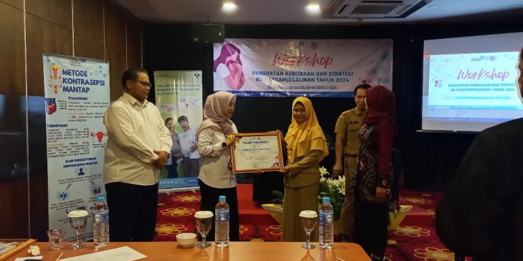 HST Sabet 2 Penghargaan dari BKKBN Provinsi Kalsel