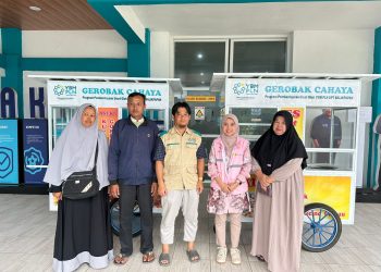 Persembahan di HLN-79, PLN Salurkan Bantuan Gerobak Cahaya untuk Pedagang UMKM di Kaltim