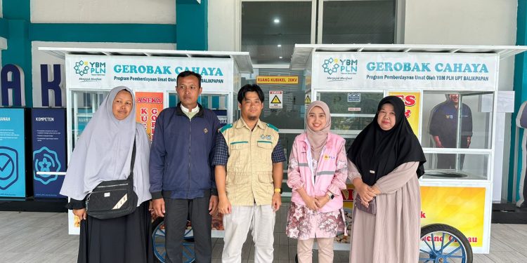 Persembahan di HLN-79, PLN Salurkan Bantuan Gerobak Cahaya untuk Pedagang UMKM di Kaltim