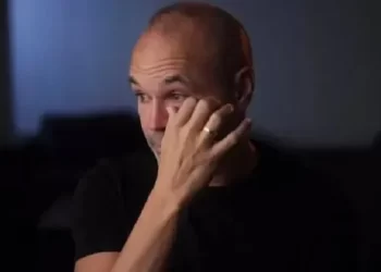 Andres Iniesta Umumkan Pensiun dengan Berlinang Air Mata