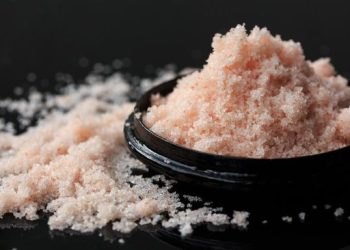 Mandi Air Garam Punya Manfaat Menakjubkan buat Tubuh, Apa Saja?