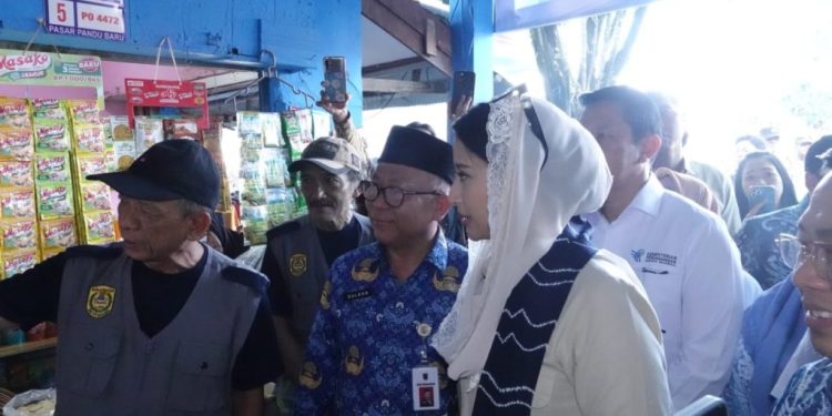 Kadis Perdagangan Kalsel Dampingi Wamendag Serahkan Bantuan Timbangan Pegal Elektronik di Pasar Pandu Banjarmasin