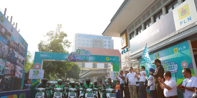 Hari Listrik Nasional Ke-79, PLN Kembali Pecahkan Rekor MURI Konvoi 2.200 Motor Listrik Terbanyak