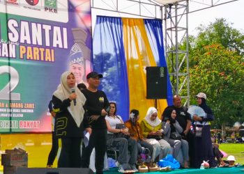 Ribuan Warga HST Jalan Santai Bersama Acil Odah dan H Rozanie
