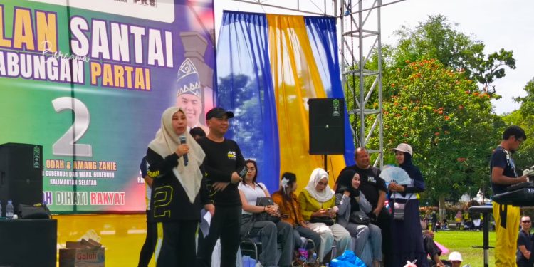 Ribuan Warga HST Jalan Santai Bersama Acil Odah dan H Rozanie