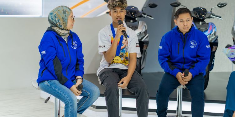 Pembalap Yamaha Juara Dunia Aldi Satya Mahendra Sapa Publik di Indonesia Motorcyle Show