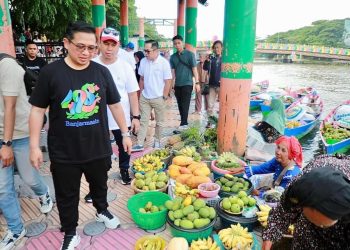 Keren! Transaksi di Pasar Terapung Bisa dengan QRIS, Ibnu Sina: Dorong Ekonomi Digital