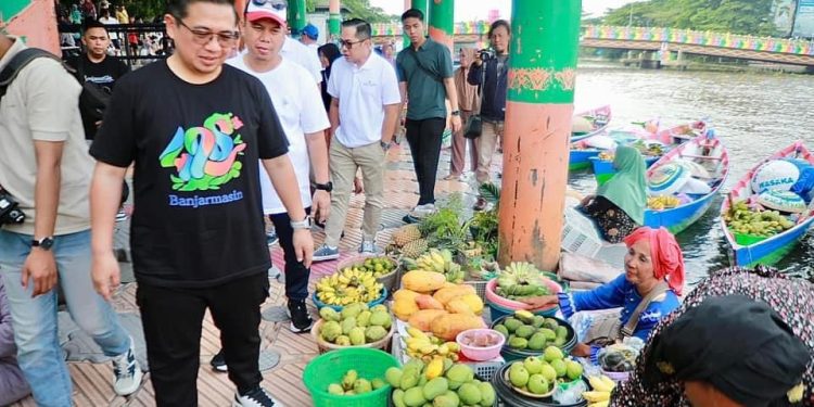 Keren! Transaksi di Pasar Terapung Bisa dengan QRIS, Ibnu Sina: Dorong Ekonomi Digital