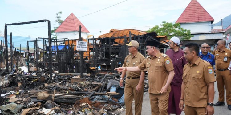 Sayed Jafar Serahkan Bantuan untuk Warga Terdampak Kebakaran di Pasar Kemakmuran