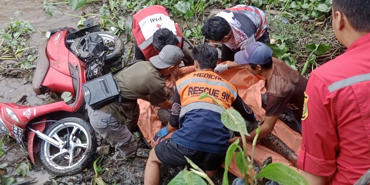 Geger! Matnor Ditemukan Meninggal Dunia di Pinggir Sungai, Posisi Telungkup Tertindih Motor