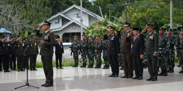 Sekda HST Beri Bingkisan untuk Veteran di Momen Peringatan Hari Pahlawan