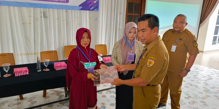 20 Perwakilan IKM Dibekali Pelatihan Pembuatan Tas Kombinasi Kulit dan Sasirangan