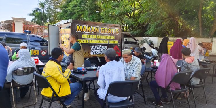 Polsekta Banjarmasin Tengah Berbagi Makanan Sehat untuk Masyarakat