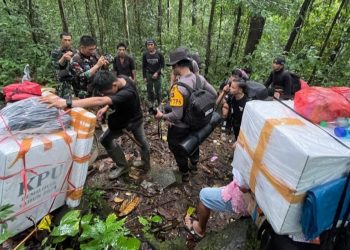 Jalan Kaki Hampir 9 Jam, Personel TNI-Polri Kawal Pendistribusian Logistik Pilkada ke Pedalaman Meratus